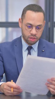 Dikey, Karışık Irk İşadamı Sözleşme Okurken ÜzgünComment