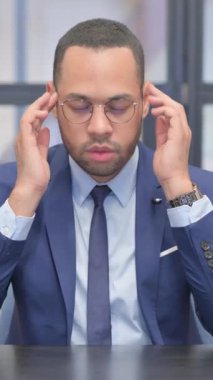 Dikey, Karışık Irk İşadamı Başağrısı Ofiste Oturuyor