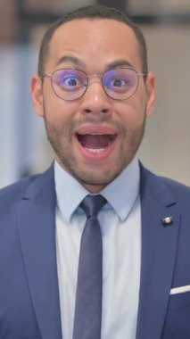 Dikey, Karışık Irk İşadamı Portresi Başarı Kutlaması