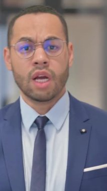 Düşey, Tatmin Olmayan Karışık Irk İşadamı Tartışması