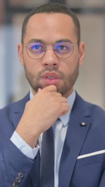 Dikey, Dalgın Karışık Irk İşadamı Portresi Yeni Bir Fikir Düşünen İş Adamı