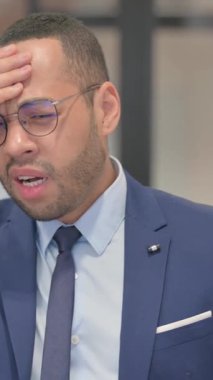 Dikey, Ofiste Baş Ağrısı Olan Karışık Irk İşadamı Portresi