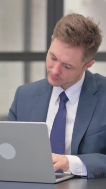 Dikey video, Genç İşadamı Boyun Ağrısı ile Dizüstü bilgisayarda çalışıyor