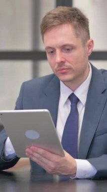 Dikey video, Ofiste Dijital Tablet Kullanan Genç İşadamı