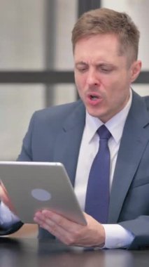 Dikey video, Genç İşadamı Dijital Tablette Kaybla Karşı Karşıya