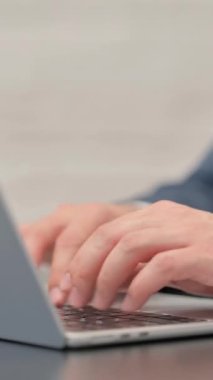 Dikey video, İşadamı Eller Dizüstü bilgisayarda Yazıyor