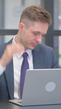 Dikey video, Yetişkin İş Adamı Dizüstü bilgisayarda Boyun Ağrısı ile Çalışıyor