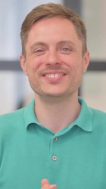 Dikey video, Olgun Yetişkin Adam Takımını Alkışlıyor