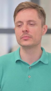 Dikey video, Esneyen Yetişkin Adam Portresi