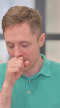 Dikey video, Öksüren Yetişkin Adam Portresi