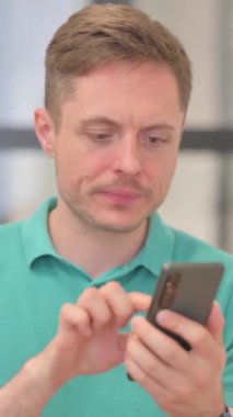 Dikey video, Yetişkin Adam Portresi Telefondaki Kayıptan Şok Oldu