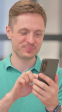 Dikey video, Yetişkin Adam Portresi Telefonla Video Sohbeti Yapıyor