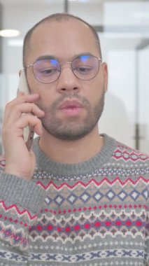 Genç İspanyol 'un portresi Telefonda konuşuyor, dikey video