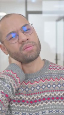 Sırt Ağrısı Olan Karışık Irk Adamı Portresi, dikey video