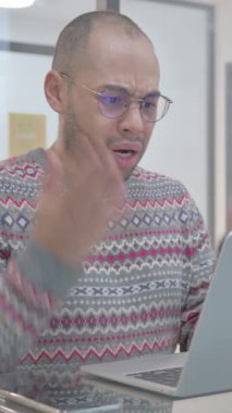 Genç İspanyol Adam Laptop 'ta Kaybından Şok Oldu, dikey video