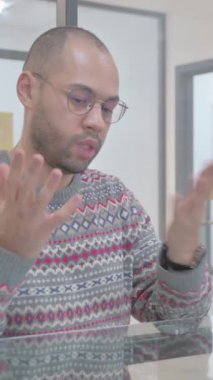 Genç İspanyol Adam Bilek İzleme Saati, dikey video