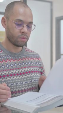 Genç İspanyol Adam Ofiste Kitap Okuyor, dikey video