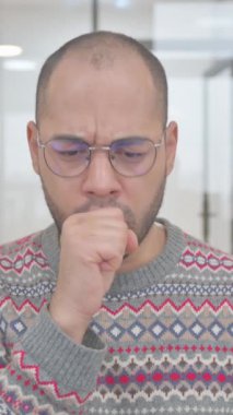 Öksüren Genç İspanyol Hasta Adamın Portresi, dikey video