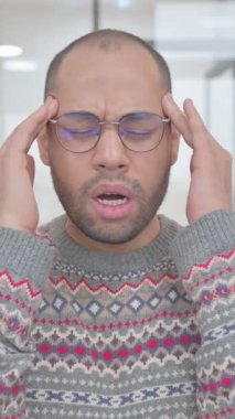 Başağrısı, migreni, dikey videosu olan olgun bir adamın portresi