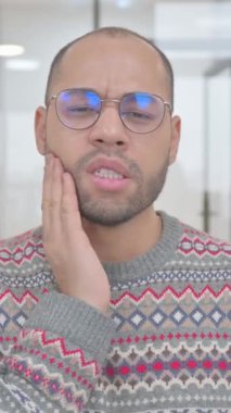 Diş Ağrısı Olan Genç Arap 'ın Portresi, dikey video