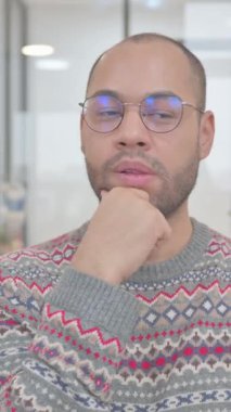 İspanyol Beyin Fırtınası 'nın portresi Yeni Bir Fikir, dikey video