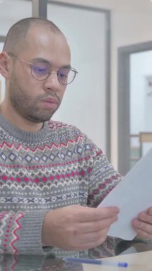 İşteki Belgeleri Okuyan Genç İspanyol Adam, dikey video