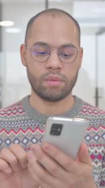 Genç İspanyol 'un telefon kullanan portresi, dikey video