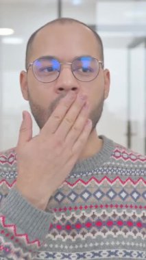 Esneyen Olgun Adam 'ın Dinlenmesi Gereken Portresi, dikey video