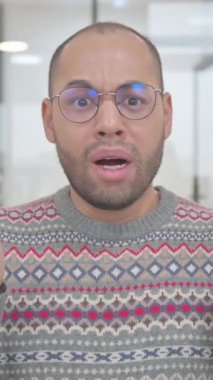 Genç İspanyol Adamın Başarısızlığa Tepki Veren Portresi, dikey video