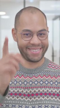 Kamerayı işaret eden genç İspanyol 'un portresi, dikey video