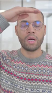 Yeni Fırsat Arayan Olgun Adam Portresi, dikey video