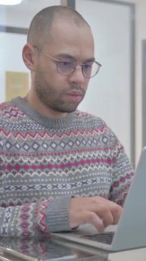 Öksüren genç İspanyol Laptop kullanıyor, dikey video.