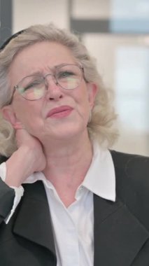 Boyun Ağrısı olan kıdemli iş kadını portresi, dikey video