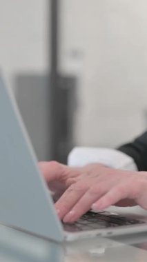 Laptop 'ta Yaşlı Kadın Daktilo' yu kapat, dikey video