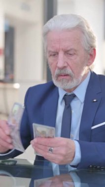 Eski İşadamı Ofiste Para Sayıyor, dikey video