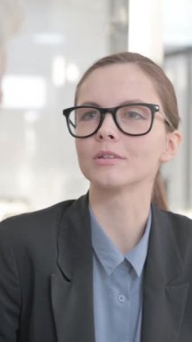 İş kadınının Kapanışı İş adamıyla Konuşuyor, dikey video