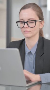 İş kadını çalışırken kameraya şok oldu, dikey video