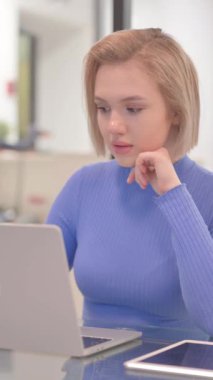 Genç kadının iş yerinde baş ağrısı var, dikey video.