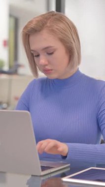 Ofiste Sırt Ağrısı Olan Genç Kadın, dikey video