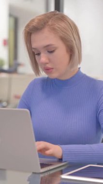 İşyerinde Boyun Ağrısı Olan Genç Kadın, dikey video