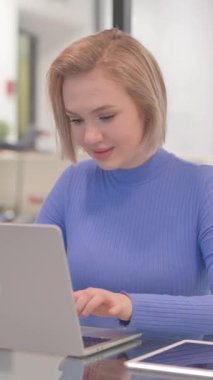 Ofiste Dizüstü bilgisayarda Başarı Kutlaması Genç Kadın, dikey video