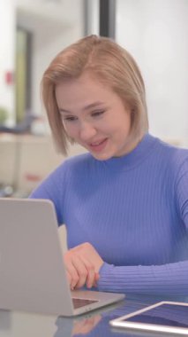 Ofiste Otururken Bilgisayarda Genç Kadın Sohbeti, dikey video