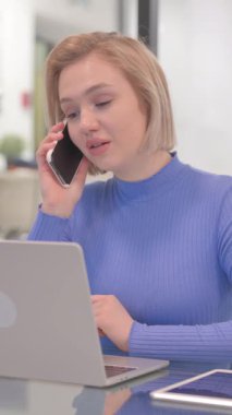 İş yerinde Konuşan Genç Kadın, dikey video