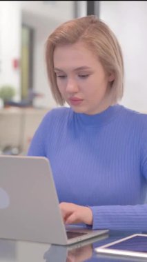 Ofisteki Kamerayı Gösteren Genç Kadın, Dikey Video