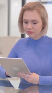 Ofiste Dijital Tablet Kullanan Genç Kadın, dikey video