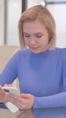 Ofisteki İnternet 'e Bakan Genç Kadın, dikey video