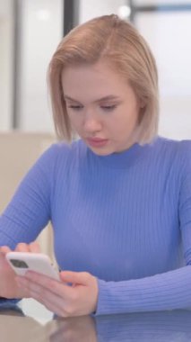 Ofiste Başarıyı Kutlayan Genç Kadın, dikey video