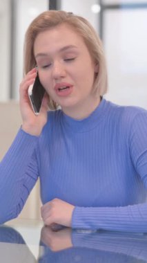 Ofiste Genç Kadın Konuşuyor, dikey video