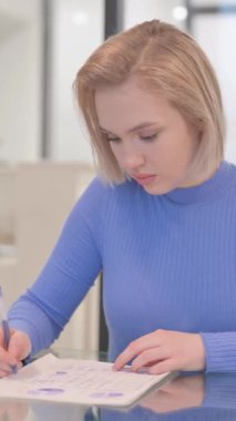 Ofiste Evrak İşleri Yapan Genç Kadın, dikey video