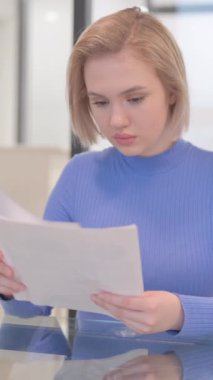 İş yerinde Belgeleri Okuyan Genç Kadın, dikey video